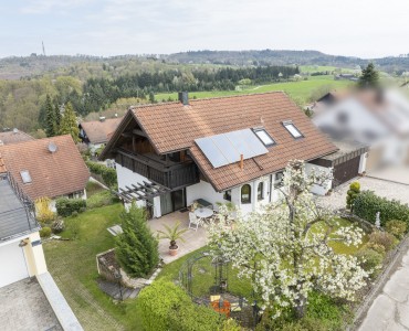 FAMILIENFREUNDLICHES EINFAMILIENHAUS mit Garten und Doppelgarage in idyllischer Lage